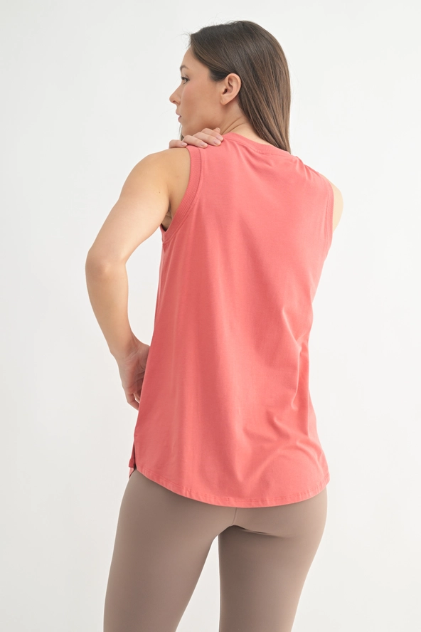NOTCHED SLEEVELESS FLOWY TANK